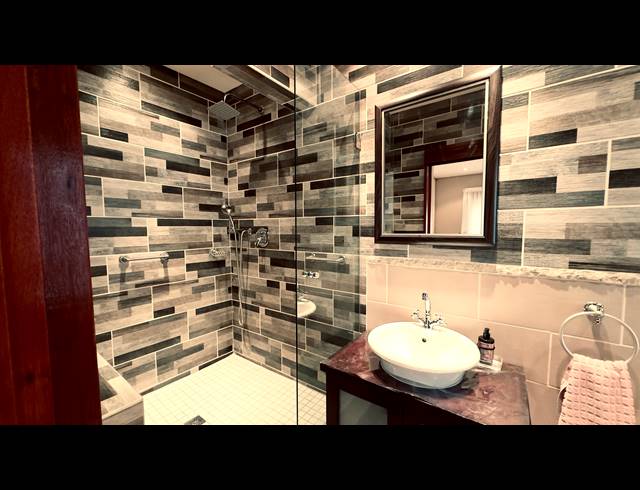 2 BEDROOM APARTMENT FOR SALE IN BRYANSTON